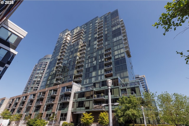 view of apartment building / complex