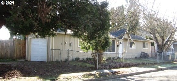 view of front facade featuring a fenced front yard