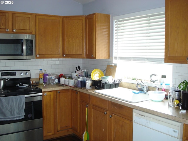 131 NW Makah Ct, Roseburg, OR 97471 - kitchen featuring stainless steel appliances, a sink, backsplash, and light countertops