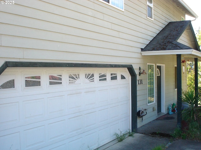 131 NW Makah Ct, Roseburg, OR 97471 - garage with driveway