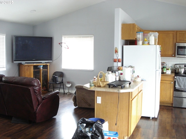 131 NW Makah Ct, Roseburg, OR 97471 - kitchen featuring appliances with stainless steel finishes, vaulted ceiling, dark wood finished floors, open floor plan, and light countertops