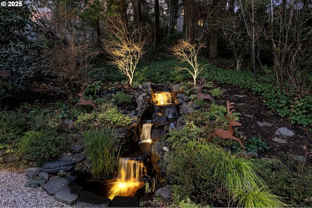 view of yard featuring an outdoor fire pit