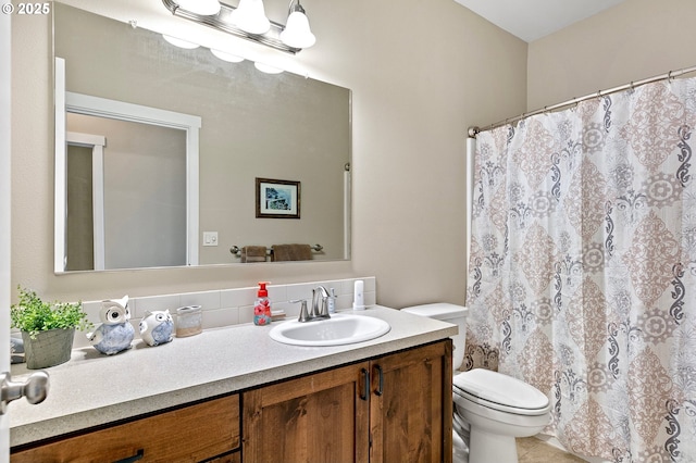 962 S 66th Pl, Springfield, OR 97478 - bathroom featuring toilet, vanity, tasteful backsplash, and curtained shower