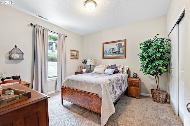 962 S 66th Pl, Springfield, OR 97478 - bedroom featuring light carpet, a textured ceiling, a closet, and baseboards