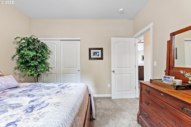 962 S 66th Pl, Springfield, OR 97478 - bedroom featuring light colored carpet, a closet, baseboards, and a textured ceiling