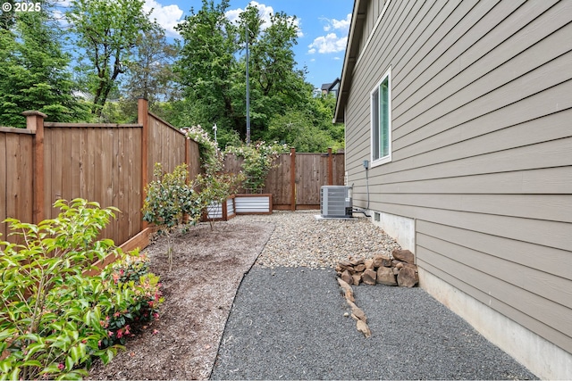 962 S 66th Pl, Springfield, OR 97478 - view of yard with cooling unit