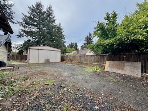 view of yard with an outdoor structure