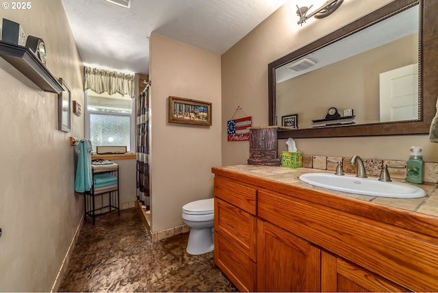 21626 Glaze Rd, Veneta, OR 97487 - bathroom with toilet, a shower with curtain, visible vents, baseboards, and vanity