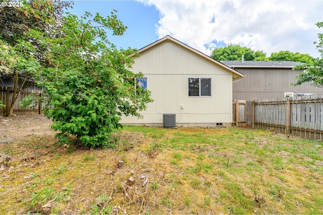 1301 E Sunset Dr, Newberg, OR 97132 - rear view of house featuring a fenced backyard and crawl space