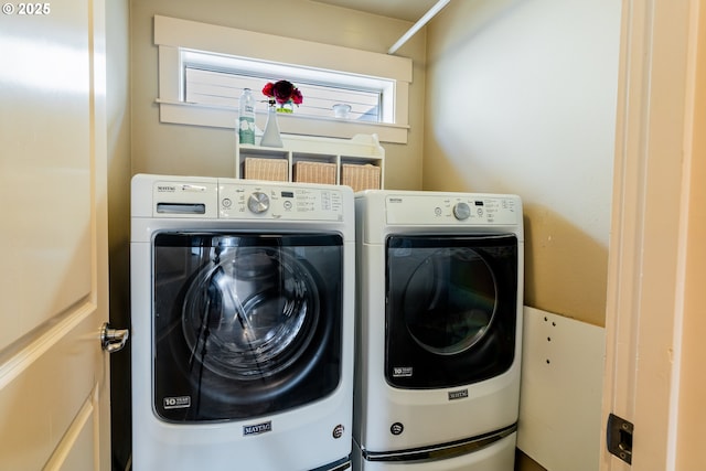 washroom featuring washing machine and clothes dryer