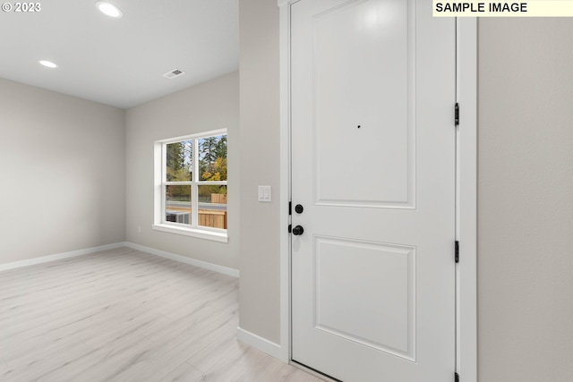 foyer with light wood-style flooring, recessed lighting, visible vents, and baseboards