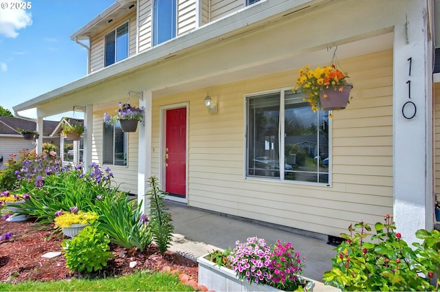 110 Wilshire Way, Kelso, WA 98626 - property entrance featuring covered porch