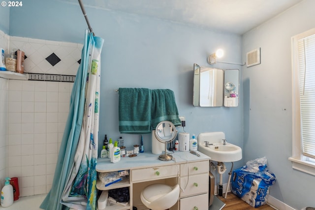 bathroom featuring shower / bath combo with shower curtain