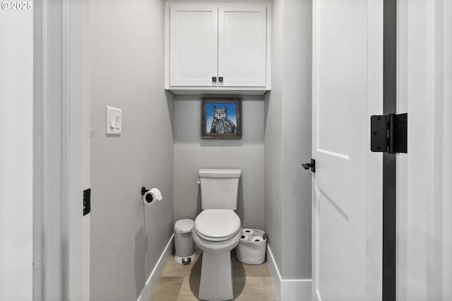 3588 Nestucca Loop, Eugene, OR 97408 - bathroom featuring wood finished floors and a textured wall