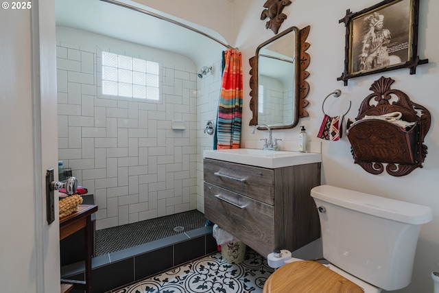 2112 Salem Ave, Albany, OR 97321 - bathroom featuring a tile shower, toilet, and vanity