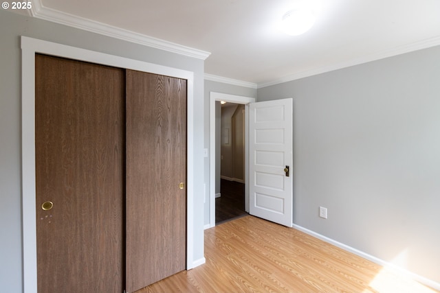 207 N Maple St, Bingen, WA 98605 - unfurnished bedroom featuring baseboards, ornamental molding, a closet, and light wood-type flooring