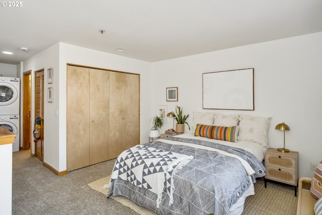 bedroom featuring stacked washer and clothes dryer, light carpet, a closet, and baseboards