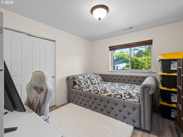 6759 Jasmine Ct, Brookings, OR 97415 - bedroom with baseboards, a closet, visible vents, and wood finished floors
