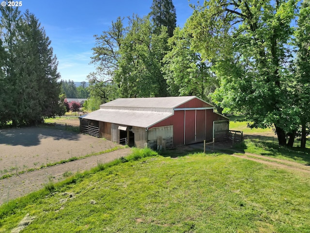 view of pole building featuring a lawn