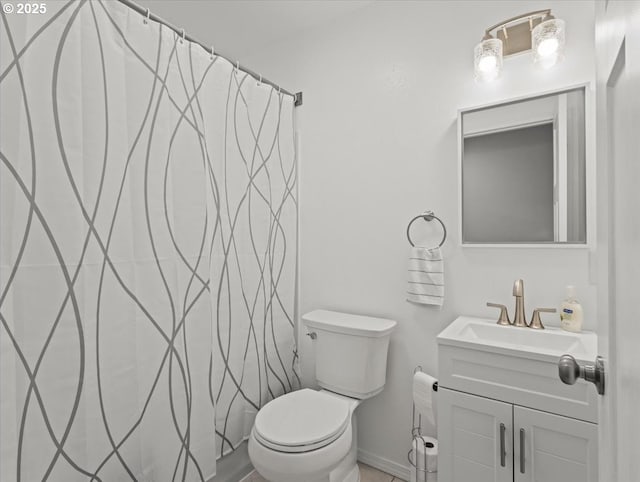 full bathroom featuring toilet, curtained shower, vanity, and baseboards