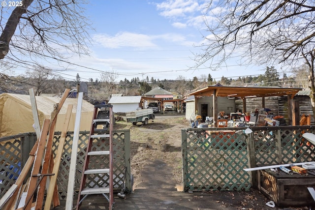 view of yard with an outdoor structure