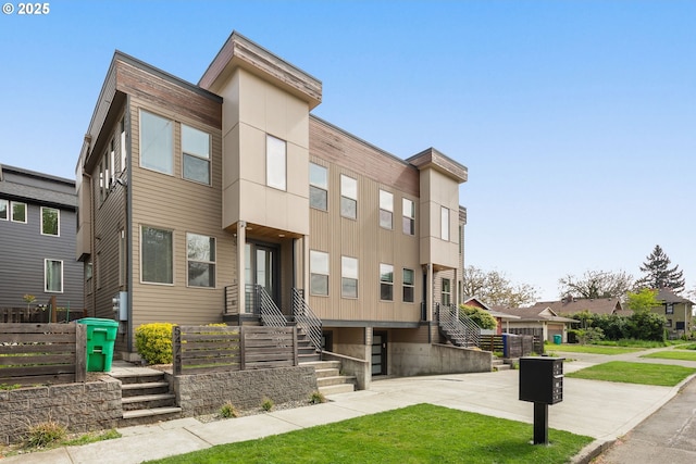 view of front of house featuring fence and a front yard