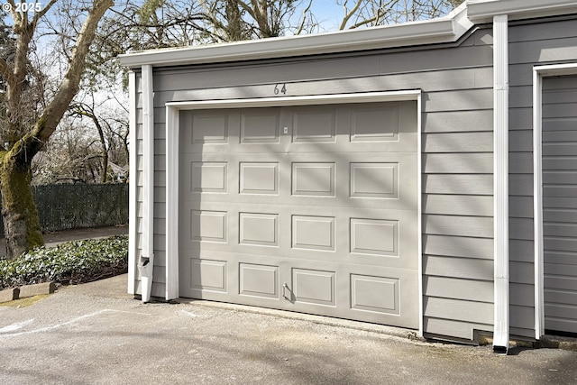 2718 SE 138th Ave Unit 64, Portland, OR 97236 - garage with fence