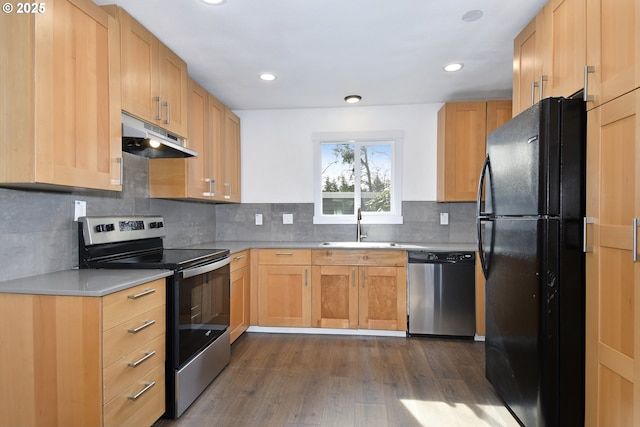 2718 SE 138th Ave Unit 64, Portland, OR 97236 - kitchen featuring stainless steel appliances, under cabinet range hood, a sink, dark wood-style flooring, and light countertops