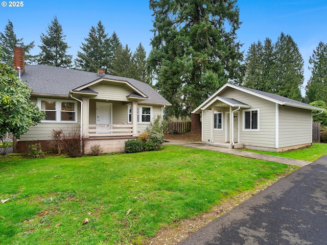 view of front of property featuring a porch and a front yard