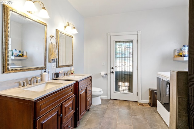 952 S 69th St, Springfield, OR 97478 - full bath featuring vanity and washer / dryer