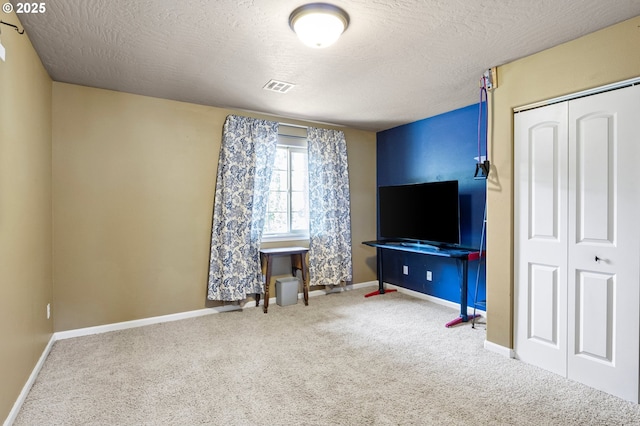 952 S 69th St, Springfield, OR 97478 - living area featuring a textured ceiling and carpet