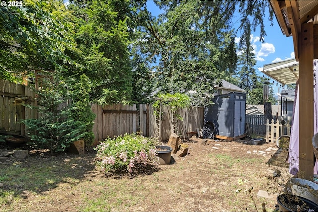 952 S 69th St, Springfield, OR 97478 - fenced backyard with a storage shed