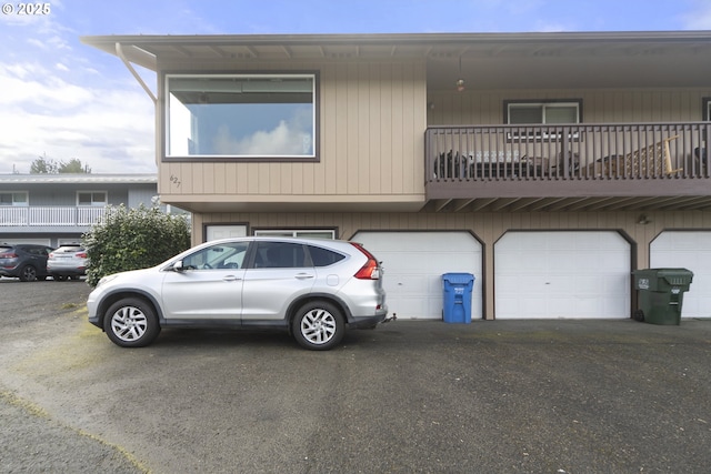 625 Crestview Dr, Reedsport, OR 97467 - townhome / multi-family property featuring a garage and a balcony