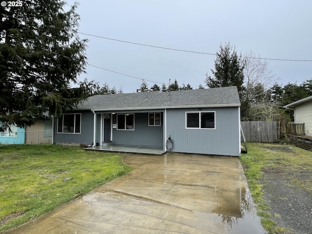 ranch-style house featuring a front yard