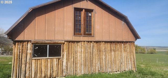 view of barn featuring a yard