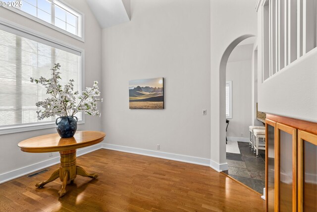 465 Covey Ln, Eugene, OR 97401 - foyer with arched walkways, baseboards, high vaulted ceiling, and wood finished floors
