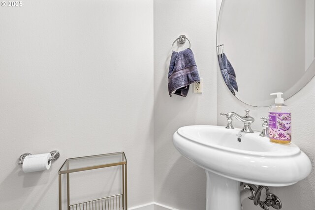 465 Covey Ln, Eugene, OR 97401 - bathroom featuring a sink