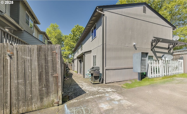 7831 SW 34th Ave, Portland, OR 97219 - view of property exterior with fence