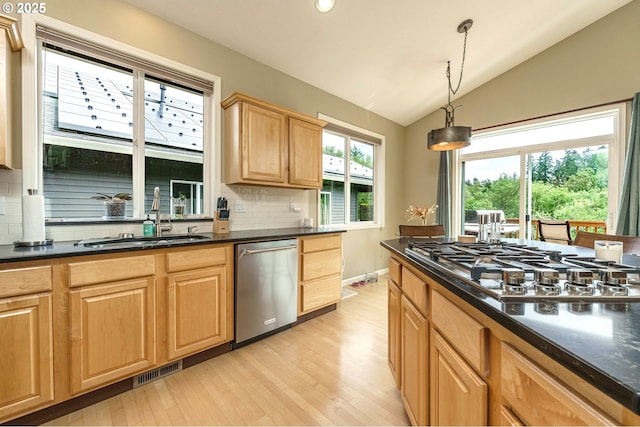 1216 SE 47th St, Hillsboro, OR 97123 - kitchen with stainless steel appliances, a sink, vaulted ceiling, light wood finished floors, and backsplash