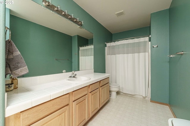 1216 SE 47th St, Hillsboro, OR 97123 - full bathroom with toilet, vanity, and curtained shower
