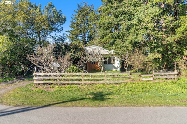 view of front of property featuring a fenced front yard