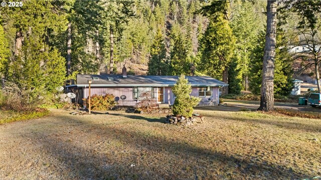 ranch-style house featuring a front yard