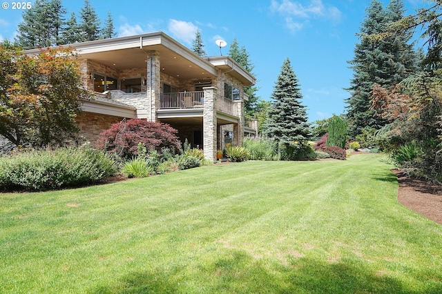 view of yard featuring a balcony