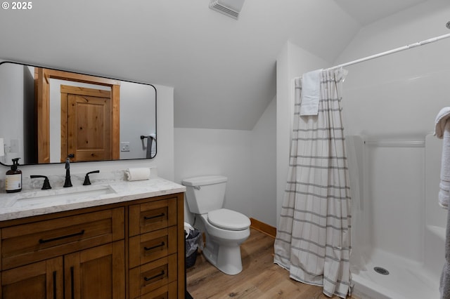 full bath featuring lofted ceiling, curtained shower, visible vents, and wood finished floors