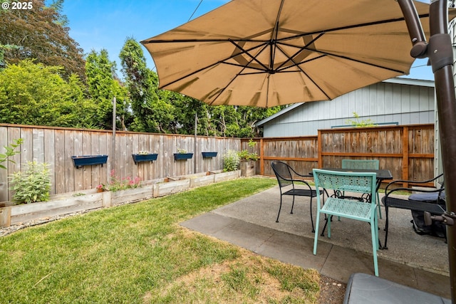 1011 NE 73rd Ave, Portland, OR 97213 - fenced backyard featuring outdoor dining space and a patio