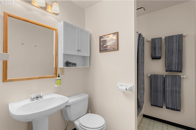 142 Lyons Rd, Stevenson, WA 98648 - bathroom with toilet, a sink, a shower with shower curtain, and baseboards