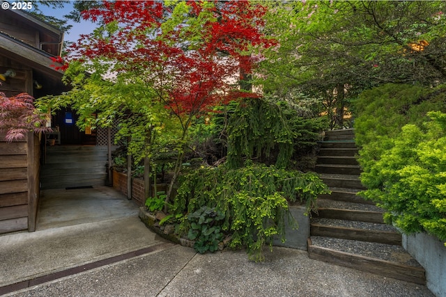 142 Lyons Rd, Stevenson, WA 98648 - view of side of property with stairs
