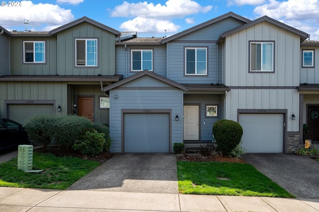 townhome / multi-family property featuring a garage