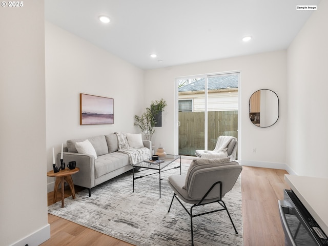 living area featuring visible vents, recessed lighting, baseboards, and light wood-style floors