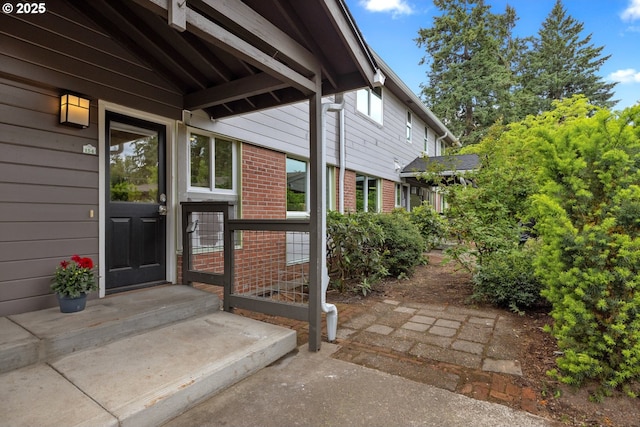 154 Ridgeway Rd, Lake Oswego, OR 97034 - entrance to property with brick siding